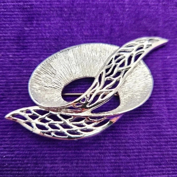 Vintage Celebrity NY Brooch Signed Silver Tone Ribbon Swirl Shiny Elegant - Picture 1 of 8